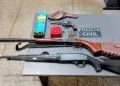Denúncia de violência doméstica leva polícia a encontrar arsenal com 368 munições Denúncia de violência doméstica leva polícia a encontrar arsenal com 368 munições