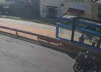 Dupla em moto faz roubo rápido e leva celulares de vítimas em ponto de ônibus