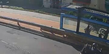 Em 15 segundos, dupla de moto assalta mulheres em ponto de ônibus