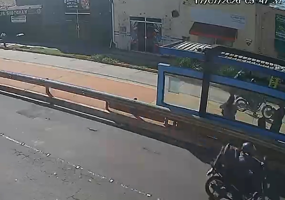 Em 15 segundos, dupla de moto assalta mulheres em ponto de ônibus