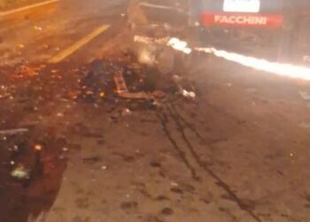 Empresária morre após bater carro em carreta na MS-475 Empresária morre após bater carro em carreta na MS-475