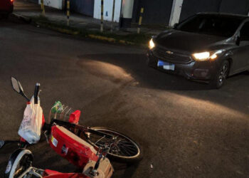 Acidente entre carro e bicicleta elétrica deixa mulher ferida Acidente entre carro e bicicleta elétrica deixa mulher ferida