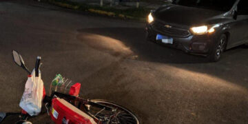 Acidente entre carro e bicicleta elétrica deixa mulher ferida