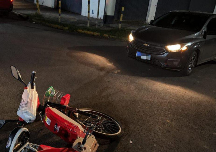 Acidente entre carro e bicicleta elétrica deixa mulher ferida