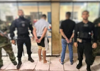 Foragidos são entregues à Polícia Federal na fronteira com a Bolívia Foragidos são entregues à Polícia Federal na fronteira com a Bolívia