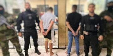 Foragidos são entregues à Polícia Federal na fronteira com a Bolívia