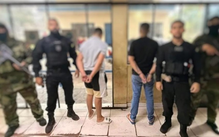 Foragidos são entregues à Polícia Federal na fronteira com a Bolívia