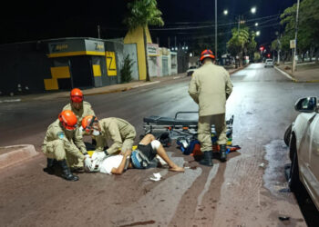 Batida contra carro estacionado deixa motociclista ferido na madrugada Batida contra carro estacionado deixa motociclista ferido na madrugada