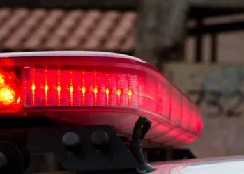Adolescente sofre queimaduras graves após ser incendiado pela ex durante discussão Adolescente sofre queimaduras graves após ser incendiado pela ex durante discussão