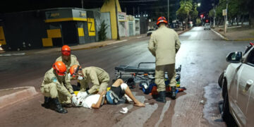 Batida contra carro estacionado deixa motociclista ferido na madrugada