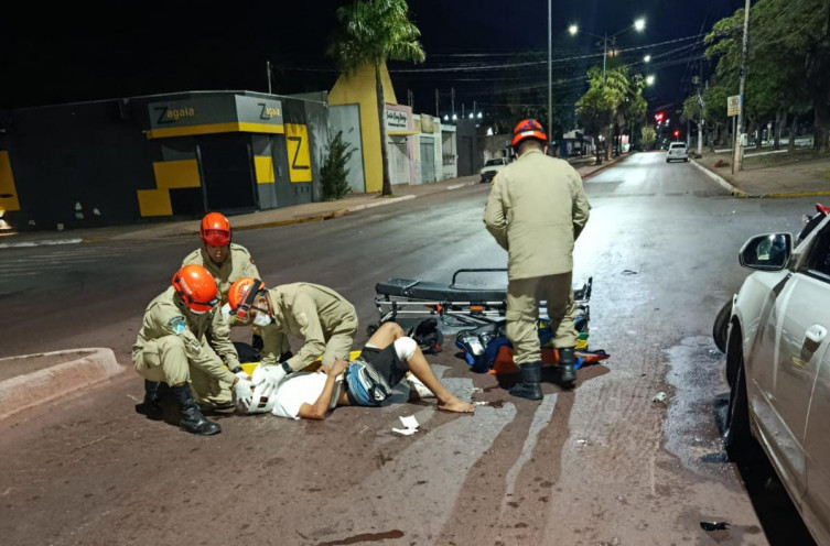 Batida contra carro estacionado deixa motociclista ferido na madrugada
