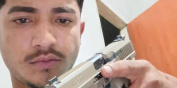 Após ignorar abordagem e tentar atirar contra policiais, jovem morre em ação do Choque