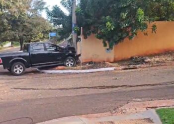 Caminhonete atinge poste e deixa moradores sem energia em Campo Grande Caminhonete atinge poste e deixa moradores sem energia em Campo Grande