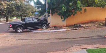 Caminhonete atinge poste e deixa moradores sem energia em Campo Grande