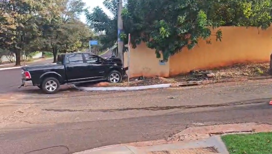 Caminhonete atinge poste e deixa moradores sem energia em Campo Grande