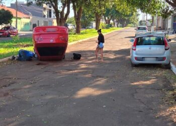 Motorista capota carro após bater em veículo estacionado em Campo Grande Motorista capota carro após bater em veículo estacionado em Campo Grande