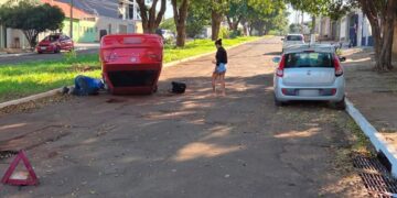 Motorista capota carro após bater em veículo estacionado em Campo Grande