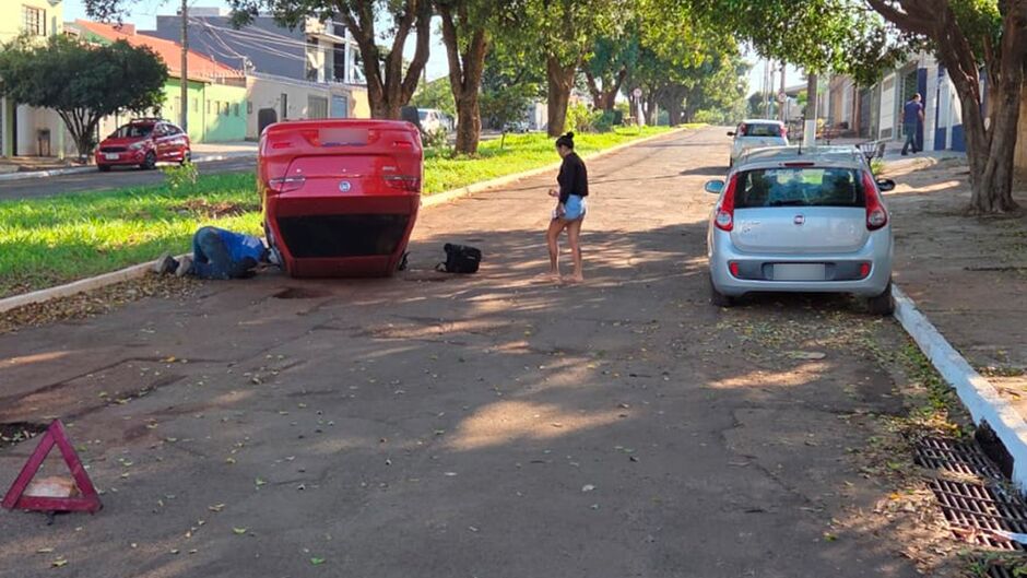 Motorista capota carro após bater em veículo estacionado em Campo Grande