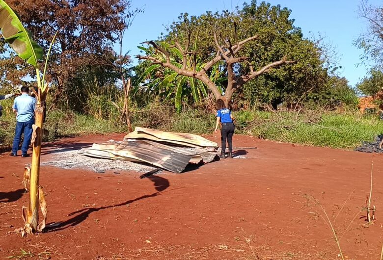 Incêndio destrói residência e jovem de 22 anos é encontrado morto