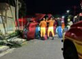 Motorista de aplicativo capota carro durante a madrugada e fica preso às ferragens