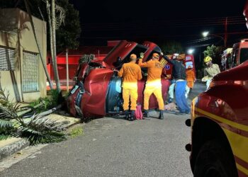 Motorista de aplicativo capota carro durante a madrugada e fica preso às ferragens