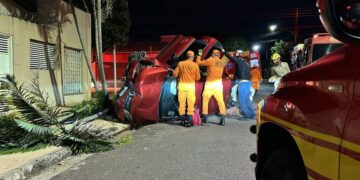 Motorista de aplicativo capota carro durante a madrugada e fica preso às ferragens