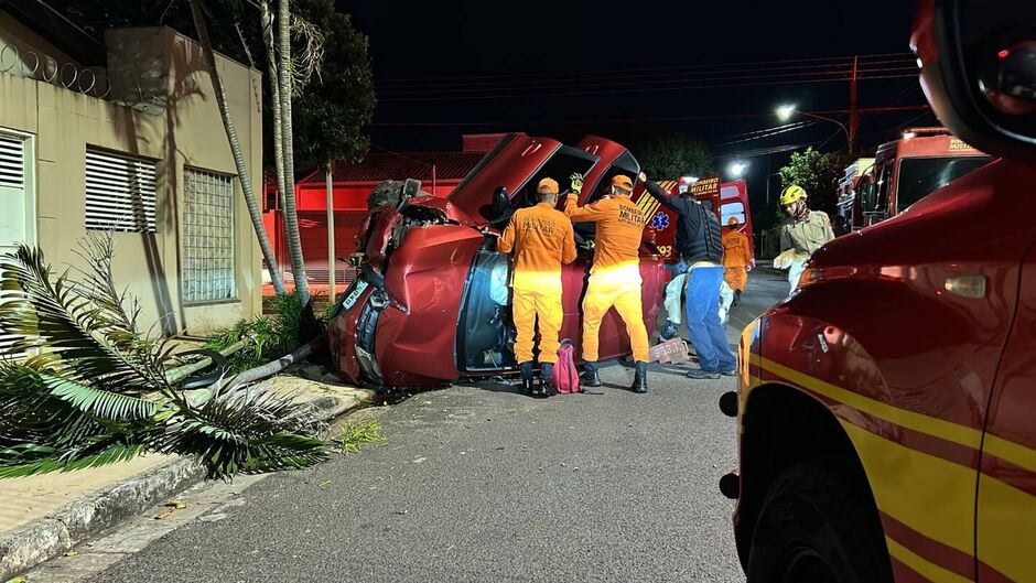 Motorista de aplicativo capota carro durante a madrugada e fica preso às ferragens