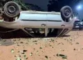 Cinco ficam feridos após carro bater em árvore e capotar Cinco ficam feridos após carro bater em árvore e capotar