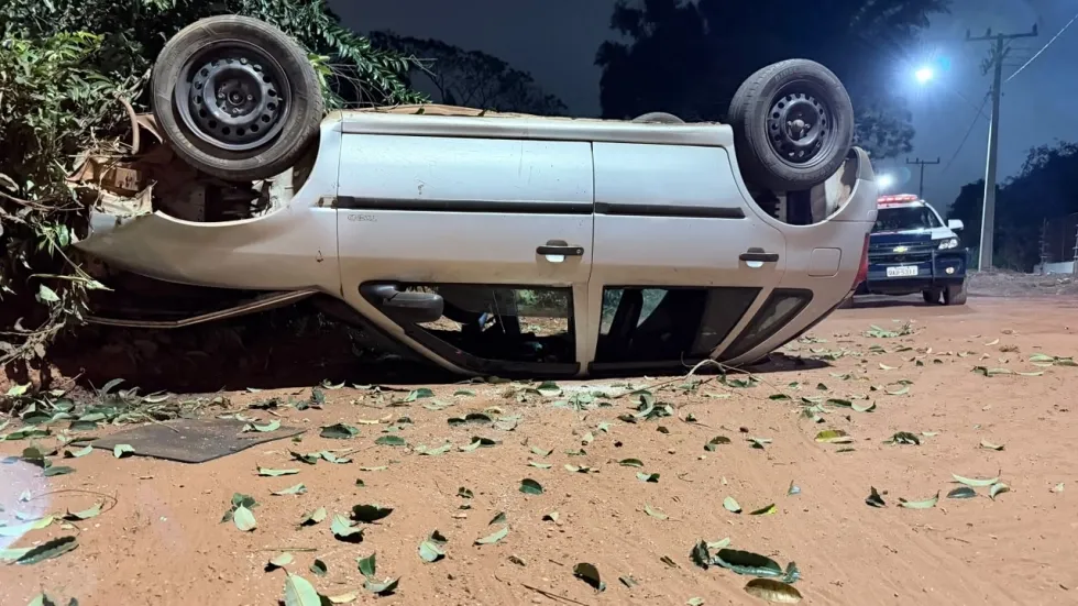 Cinco ficam feridos após carro bater em árvore e capotar