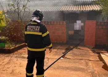 Incêndio em edícula destrói móveis e mobiliza bombeiros Incêndio em edícula destrói móveis e mobiliza bombeiros