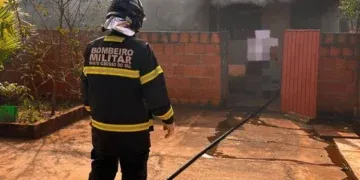 Incêndio em edícula destrói móveis e mobiliza bombeiros