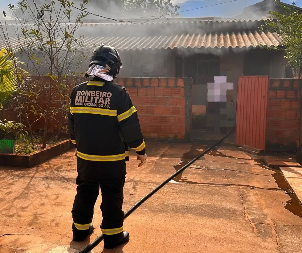 Incêndio em edícula destrói móveis e mobiliza bombeiros