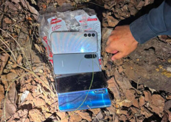 Celulares roubados são encontrados enterrados e dupla é presa após assalto Celulares roubados são encontrados enterrados e dupla é presa após assalto