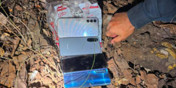 Celulares roubados são encontrados enterrados e dupla é presa após assalto