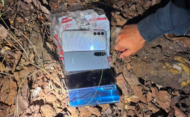 Celulares roubados são encontrados enterrados e dupla é presa após assalto