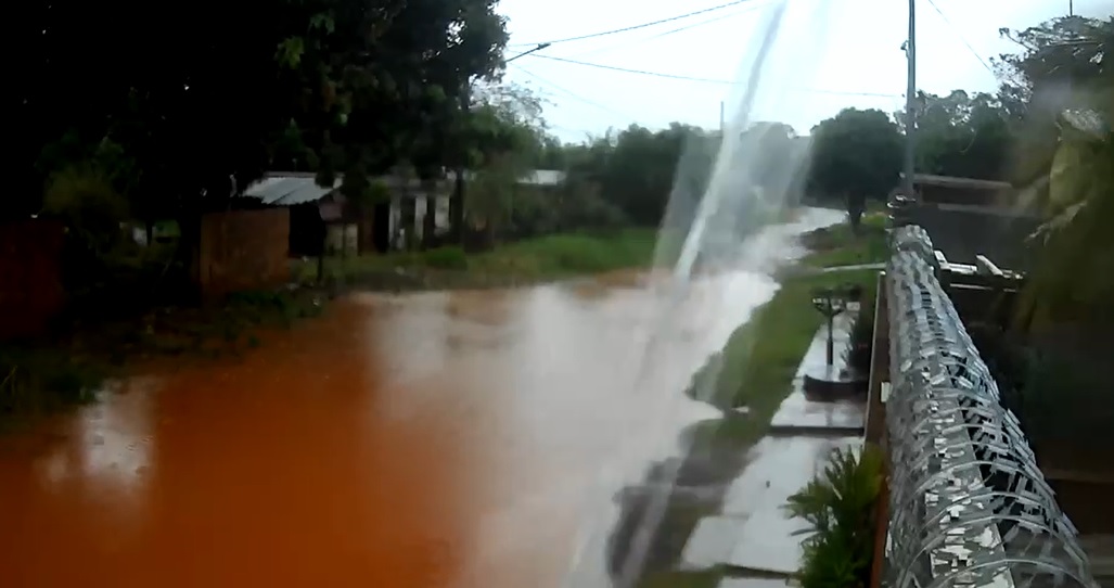 Equipes trabalham para restabelecer energia após temporal atingir bairros de Campo Grande