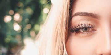 Vai passar por cirurgia? Entenda por que retirar cílios e unhas artificiais é essencial