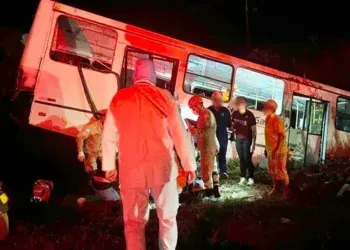 Ônibus com trabalhadores é atingido por carreta e deixa vários feridos na BR-163 Ônibus com trabalhadores é atingido por carreta e deixa vários feridos na BR-163
