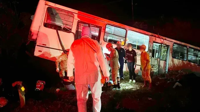 Ônibus com trabalhadores é atingido por carreta e deixa vários feridos na BR-163