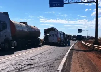 Duas carretas se envolvem em acidente na MS-306, próximo ao pedágio de Sonora Duas carretas se envolvem em acidente na MS-306, próximo ao pedágio de Sonora