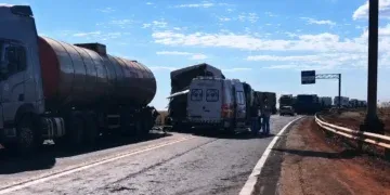 Duas carretas se envolvem em acidente na MS-306, próximo ao pedágio de Sonora