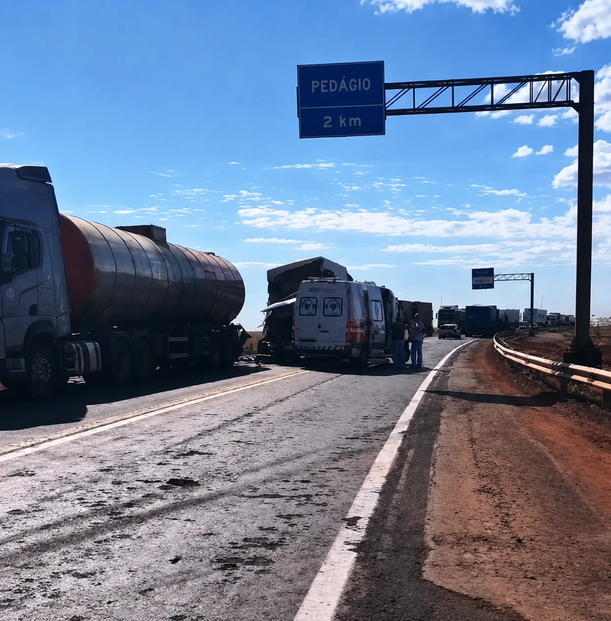 Duas carretas se envolvem em acidente na MS-306, próximo ao pedágio de Sonora