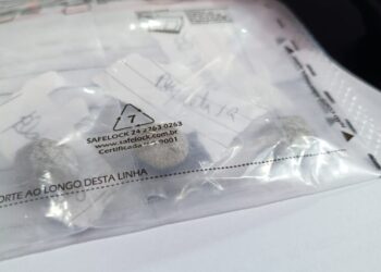 “É o CV!”: homem invade comércio e atira contra jovem