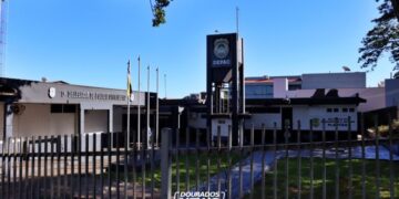 Homem é preso após invadir escritório e tentar fuga por córrego