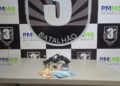 Jovem é preso em barbearia com drogas, dinheiro e arma Jovem é preso em barbearia com drogas, dinheiro e arma