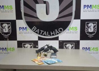 Jovem é preso em barbearia com drogas, dinheiro e arma Jovem é preso em barbearia com drogas, dinheiro e arma