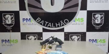 Jovem é preso em barbearia com drogas, dinheiro e arma
