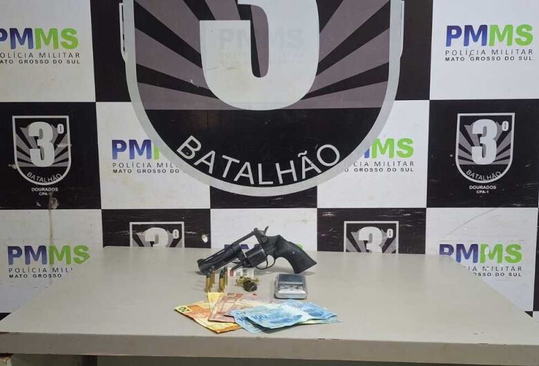 Jovem é preso em barbearia com drogas, dinheiro e arma