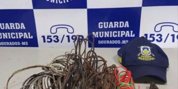 Homem é preso após furtar fios de casa vazia durante a madrugada