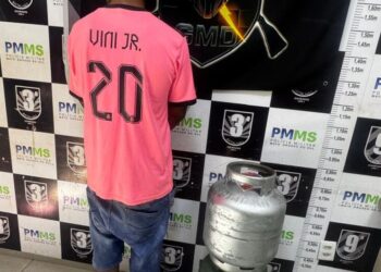 Câmeras flagram furto de botijões e jovem é preso Câmeras flagram furto de botijões e jovem é preso